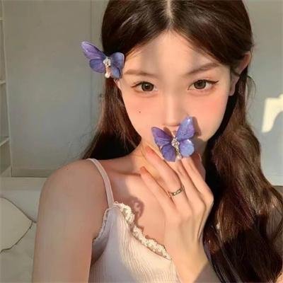 照片里的伴娘